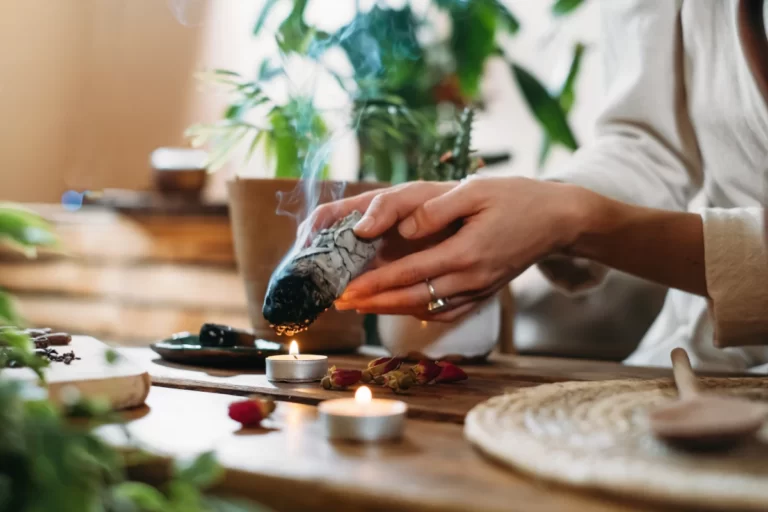 Le Guide Ultime : Comment Purifier sa Maison des Mauvaises Énergies (Gros Sel, Sauge, Encens)