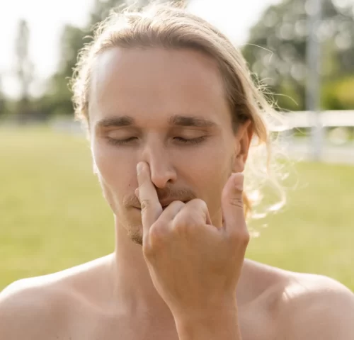 Homme pratiquant le pranayama