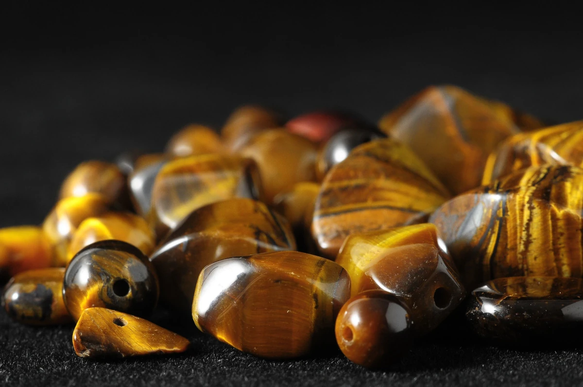 Un assortiment de pierres Oeil de Tigre aux teintes d'ambre et de miel, évoquant richesse et protection.