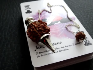 pendule-avec-rudraksha-sur-un-jeu-de-carte