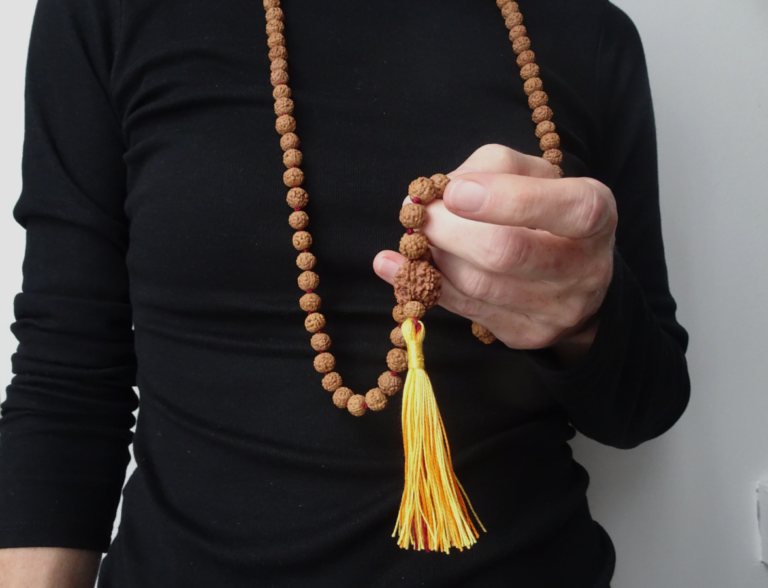 Mala : 108 Perles, Signification et Rituels Authentiques de Méditation