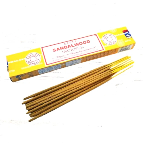 Boîte d’encens Satya Sandalwood avec bâtonnets, 15g, encens indien naturel au bois de santal.