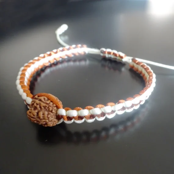 Bracelet spirituel avec rudraksha 5 mukhi sur fil satiné pour la concentration et la méditation